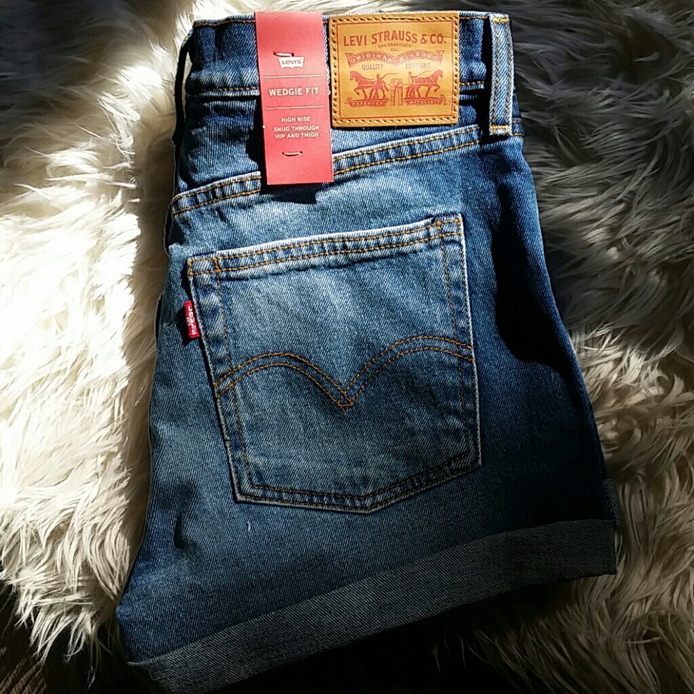 Levi's Wedgie fit high rise shorts - Picture 2 of 5